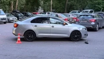 Иномарка Skoda сбила подростка на самокате на улице Федора Полетаева в Москве