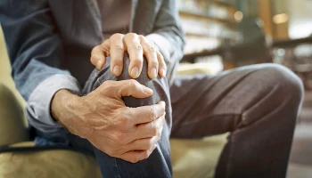 Щелкает, хрустит и болит: как сохранить здоровье коленей и когда обращаться к врачу