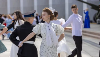 Около 200 пар станцевали &laquo;Вальс Победы&raquo; около Музея Победы