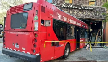 Пассажирский автобус въехал в ресторан в Вашингтоне Пассажирский автобус въехал в ресторан в Вашингтоне