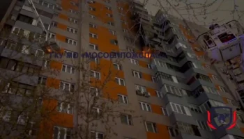 Пожарные тушат возгорание в многоквартирном доме в Мытищах