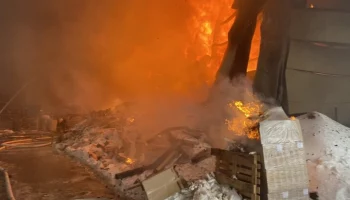 Склад загорелся на площади 3 тыс "квадратов" в Раменском