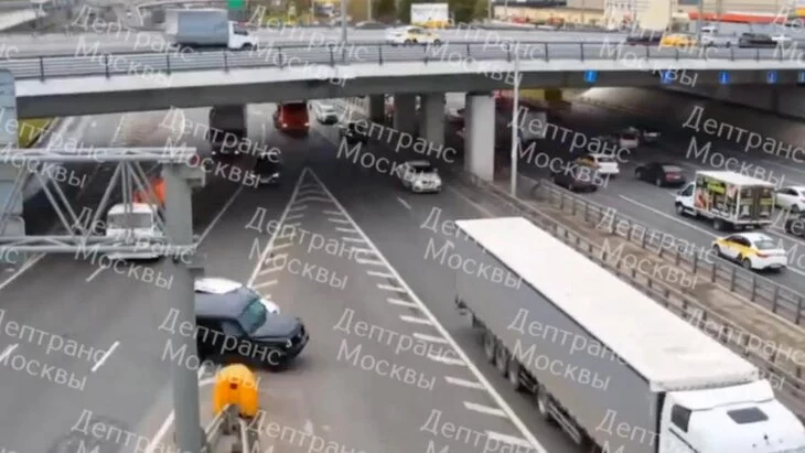 Автомобиль Gelandewagen пересек две полосы и устроил ДТП на развязке в Москве Автомобиль Gelandewagen пересек две полосы и устроил ДТП на развязке в Москве