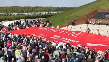 Масштабную копию Знамени Победы развернули в филиале Музея Победы подо Ржевом