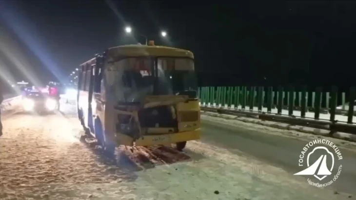 Трое детей пострадали в ДТП со школьным автобусом под Челябинском Трое детей пострадали в ДТП со школьным автобусом под Челябинском