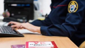 Курьер на электровелосипеде сбил ребенка на тротуаре в Подмосковье и уехал