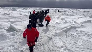Сотрудники МЧС спасли с оторвавшейся на Сахалине льдины 75 рыбаков
