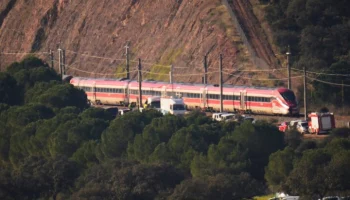 Власти Испании объявят трехдневный траур после схода двух поездов с рельсов