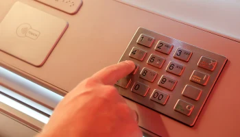 Замминистра Храпов: МВД предложило ограничить снятие и переводы средств по NFC