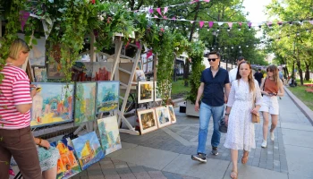 Монотипия акварелью и авангардная брошь: какие мастер-классы ждут гостей Вернисажа на Никитском буль