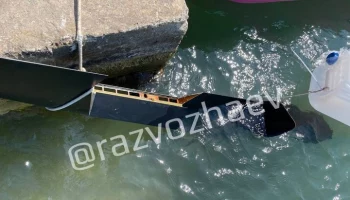 Подавленный силами РЭБ беспилотник прибило к пирсу яхт-клуба в Севастополе