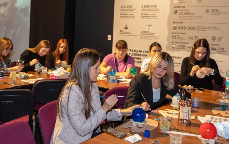 Благотворительный мастер-класс по росписи елочных игрушек прошел в Музее Победы Благотворительный мастер-класс по росписи елочных игрушек прошел в Музее Победы