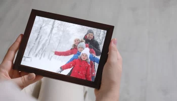 &laquo;Невидимая игла несчастий&raquo;: почему нельзя выкладывать фотографии детей и возлюбленных в Сеть