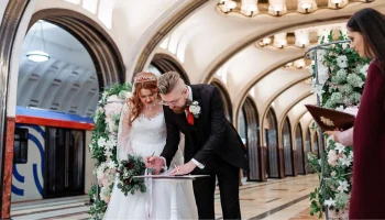 Первые в 2026 году церемонии бракосочетания провели на станции метро &laquo;Маяковская&raquo;