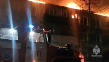 Трехэтажный жилой дом горит на Камчатке на площади 450 квадратов