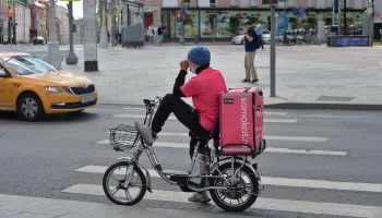 Номерные знаки могут появиться на велосипедах курьеров в Москве