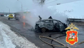 Легковой автомобиль сгорел после ДТП в Химках