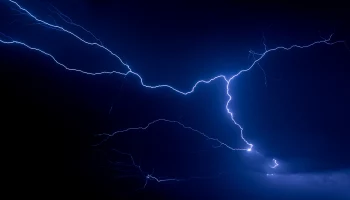 МЧС предупредило о грозе и ветре до 27 метров в секунду в Москве