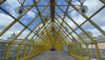 Андреевский мост в Москве промыли после зимы