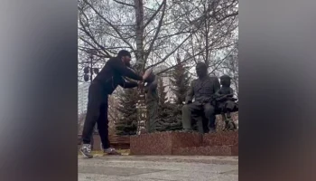 Дело возбуждено после "спарринга" бойца ММА с памятником в Москве