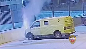 Москвичка подложила коробку с петардами под автомобиль и подожгла