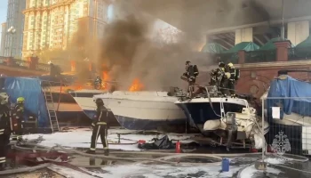 Три катера загорелись на берегу Москвы-реки в районе Строгинского моста