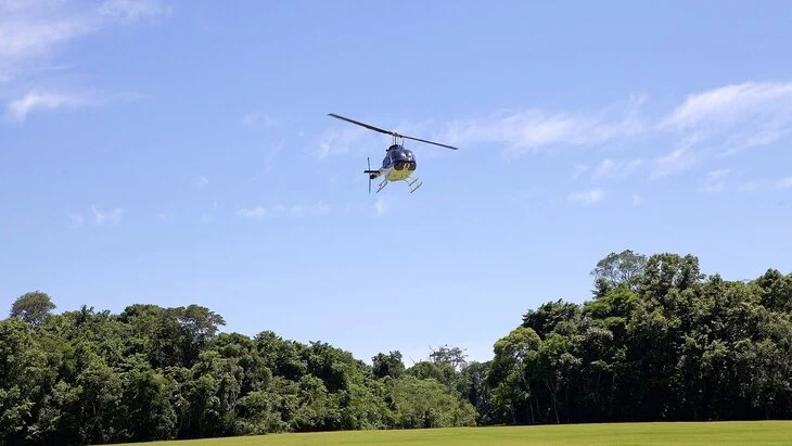 Sky: вертолет упал в поле на острове Уайт в Британии Sky: вертолет упал в поле на острове Уайт в Британии