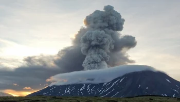 Вулкан Крашенинникова на Камчатке продолжает извержение с лавовым потоком