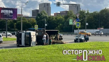 Грузовой автомобиль опрокинулся на Дубнинской улице