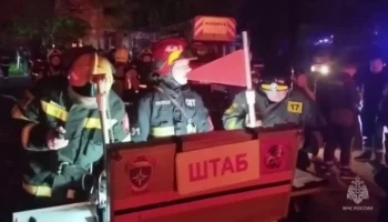 Второй вертолет присоединился к тушению пожара в промзоне на востоке Москвы