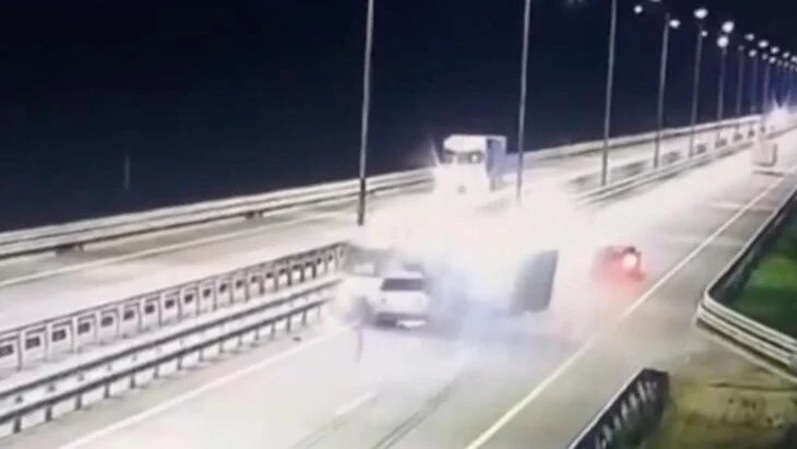 Четыре человека погибли в ДТП с грузовиком и двумя легковушками под Тверью Четыре человека погибли в ДТП с грузовиком и двумя легковушками под Тверью