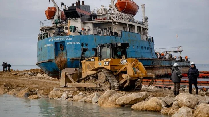Повторный разлив мазута с танкера около Тамани локализован Повторный разлив мазута с танкера около Тамани локализован