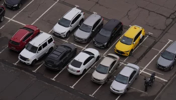 Автомобиль Kia арестовали в Москве за неоплату парковки на 805 тысяч рублей