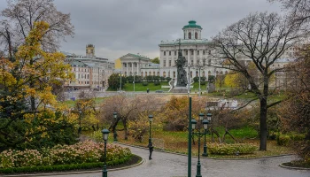 Синоптики спрогнозировали облачную погоду с прояснениями в Москве 29 ноября