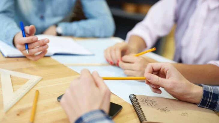 Минюст РФ предложил платить алименты совершеннолетним детям во время их обучения Минюст РФ предложил платить алименты совершеннолетним детям во время их обучения