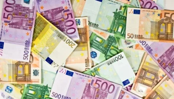 Внебиржевой курс евро поднялся выше 100 рублей впервые с сентября 2025 года