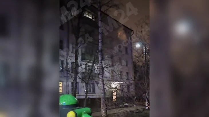 Сотрудники МЧС спасли пятерых человек на пожаре в жилом доме в Москве Сотрудники МЧС спасли пятерых человек на пожаре в жилом доме в Москве