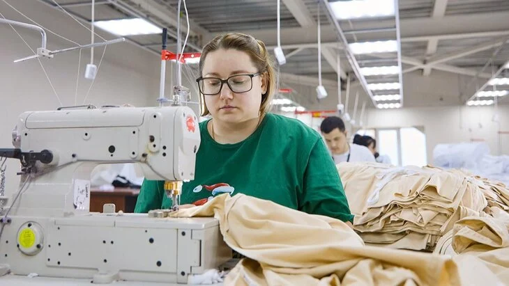 Столичные фабрики ускорили выпуск спецодежды в 2025 году
