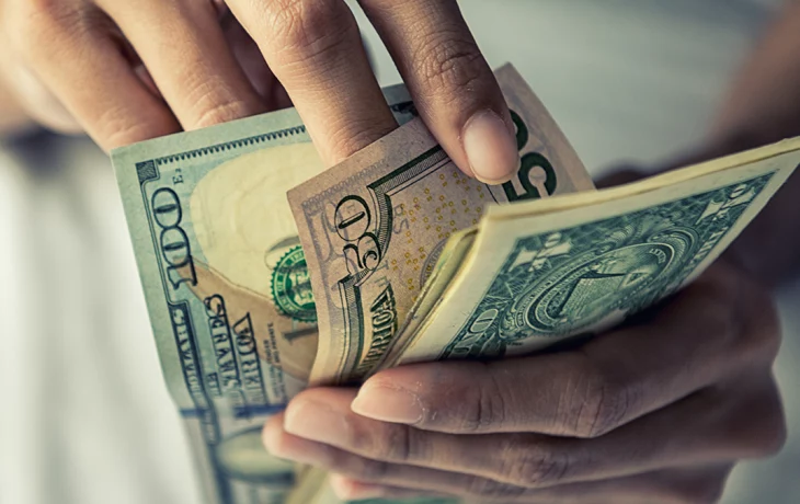 ЦБ упростил для банков вывоз наличной валюты из России с 27 апреля