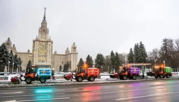 Столичную коммунальную технику украсили к рождественским праздникам