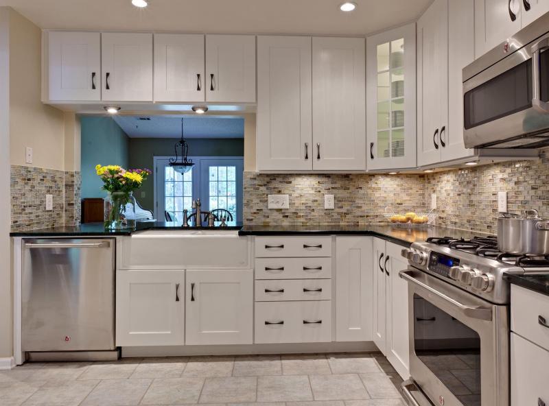 Комбинирование плитки с другими материалами в кухне 4