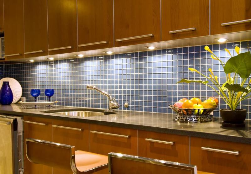 Стеклянная плитка на кухне 1