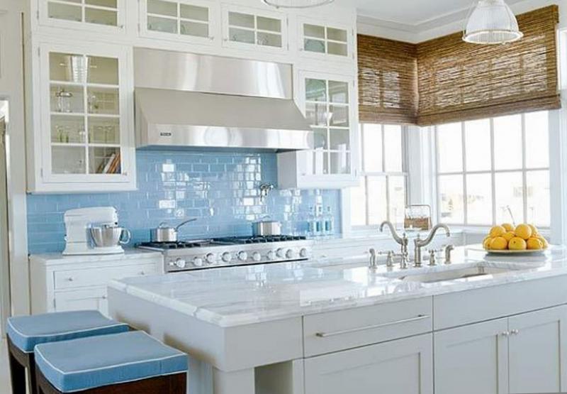 Стеклянная плитка на кухне 8