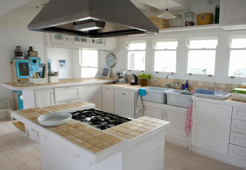 Комбинирование плитки с другими материалами в кухне 2