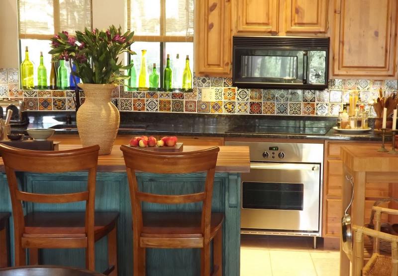 Дизайн фартука для кухни из плитки 7