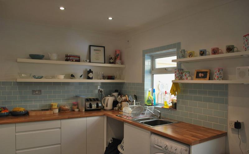 Комбинирование плитки с другими материалами в кухне 1