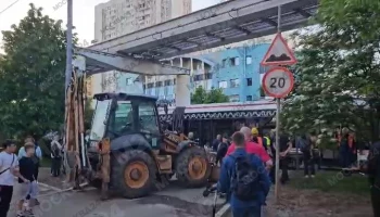 На улице Академика Королева произошло ДТП трактора с трамваем