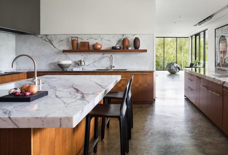 Дизайн кухни с каменной столешницей 5