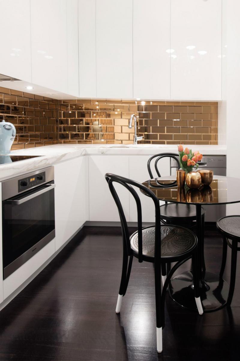 Стеклянная плитка на кухне 3