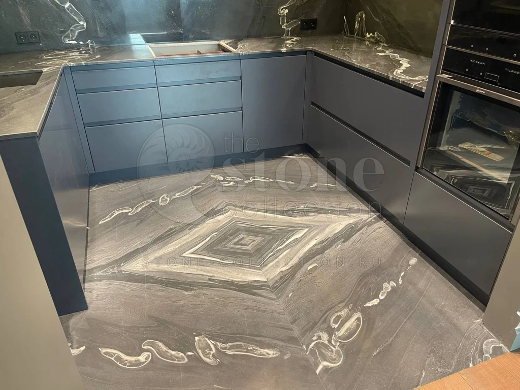 черный мрамор для облицовки пола и стен на кухне в Москве